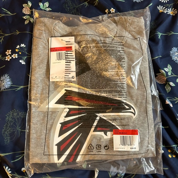 Atlanta Falcons Nike T-shirt. NWT and never taken out of the bag. Size Large! - Picture 2 of 2